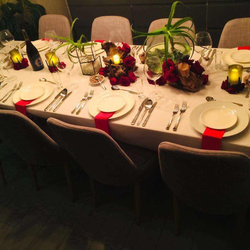 Dramatic red rose and driftwood table décor
